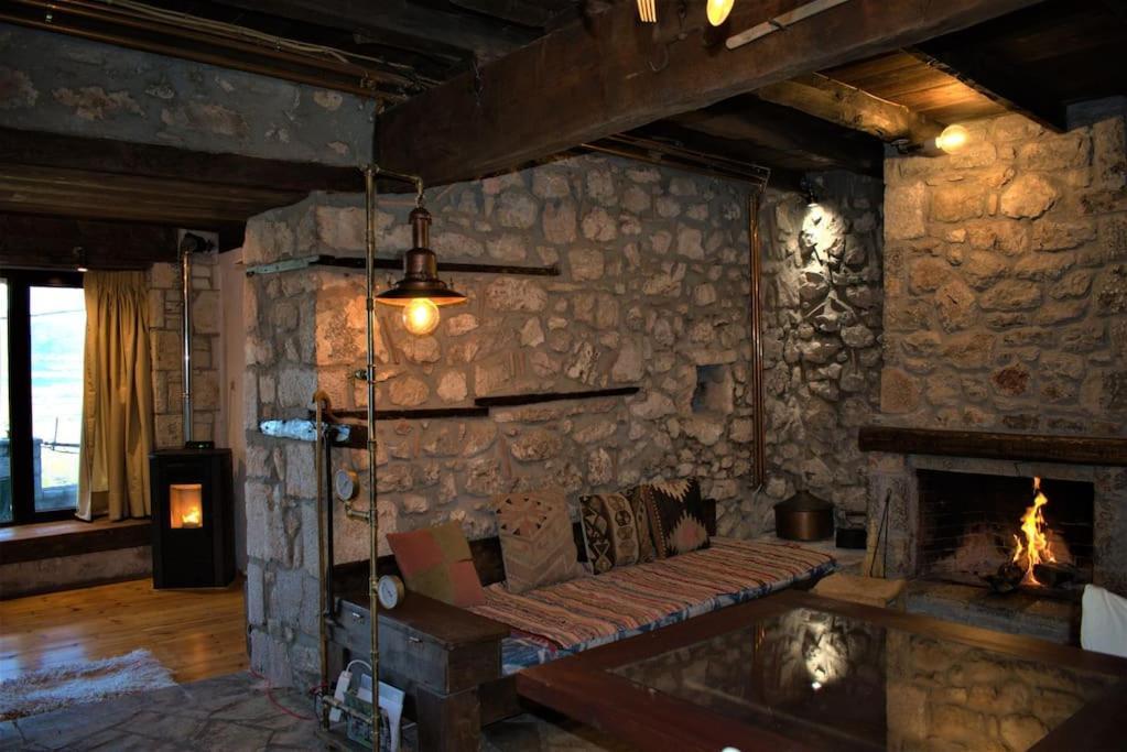 Villa Μικρή Πέτρινη Μεζονέτα 2 Lílaia Exterior foto